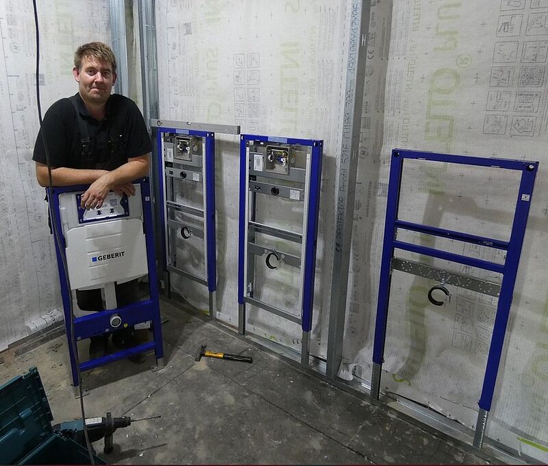 13.07.22 Stefan Vogt baut die Toiletten ein