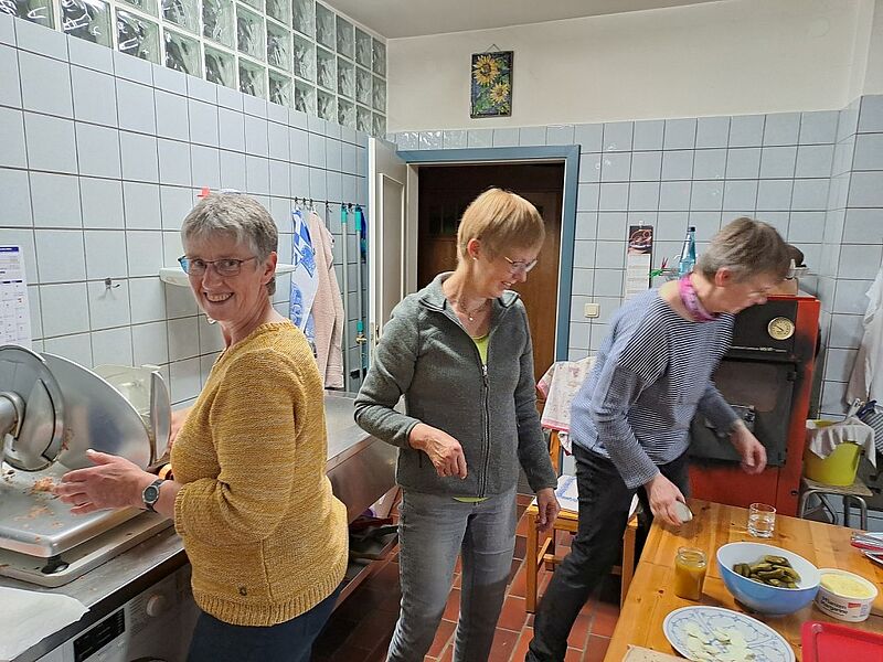 25.05.22 Küchefeen bereiten ein Schinkenbrot