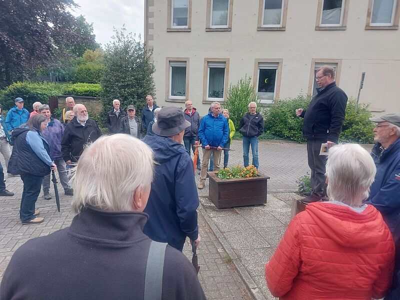 25.05.22 Start des Dorfrundganges am Kirchplatz