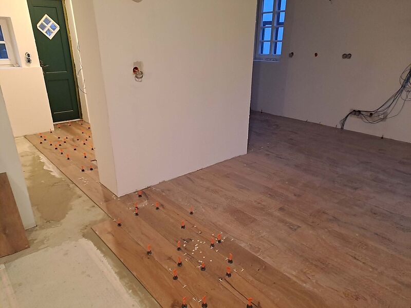 23.01.23 Fliesenlegen in Göttes Werkstatt