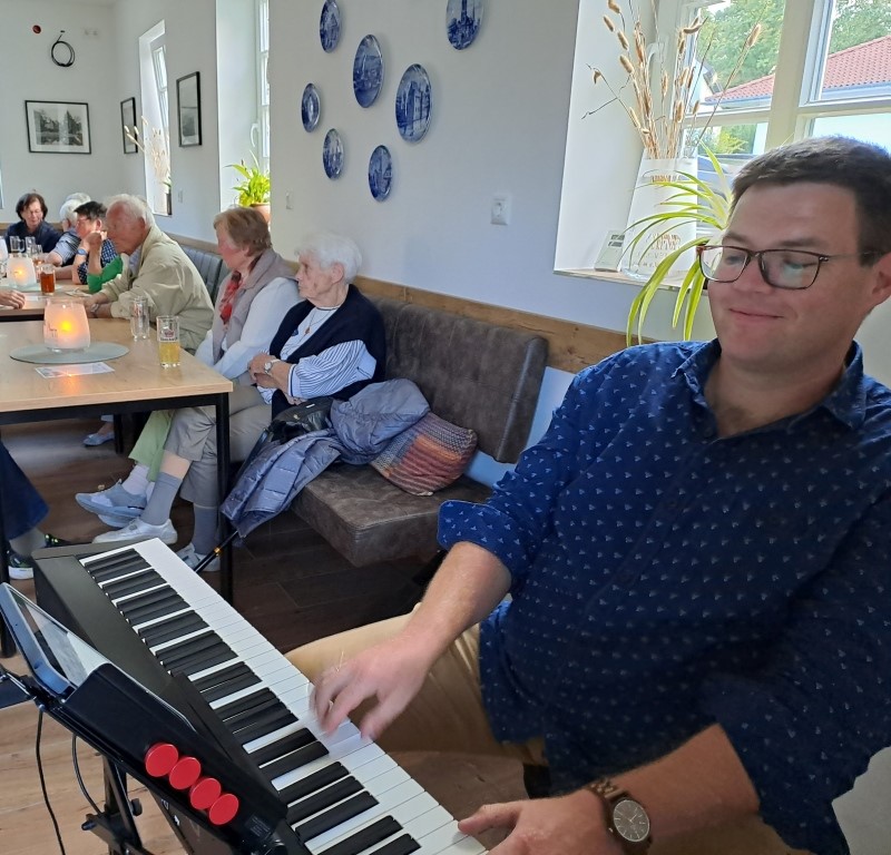 Felix am Klavier
